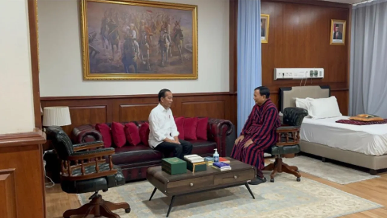Presiden Jokowi jenguk Prabowo usai menjalani operasi besar di kaki kirinya.