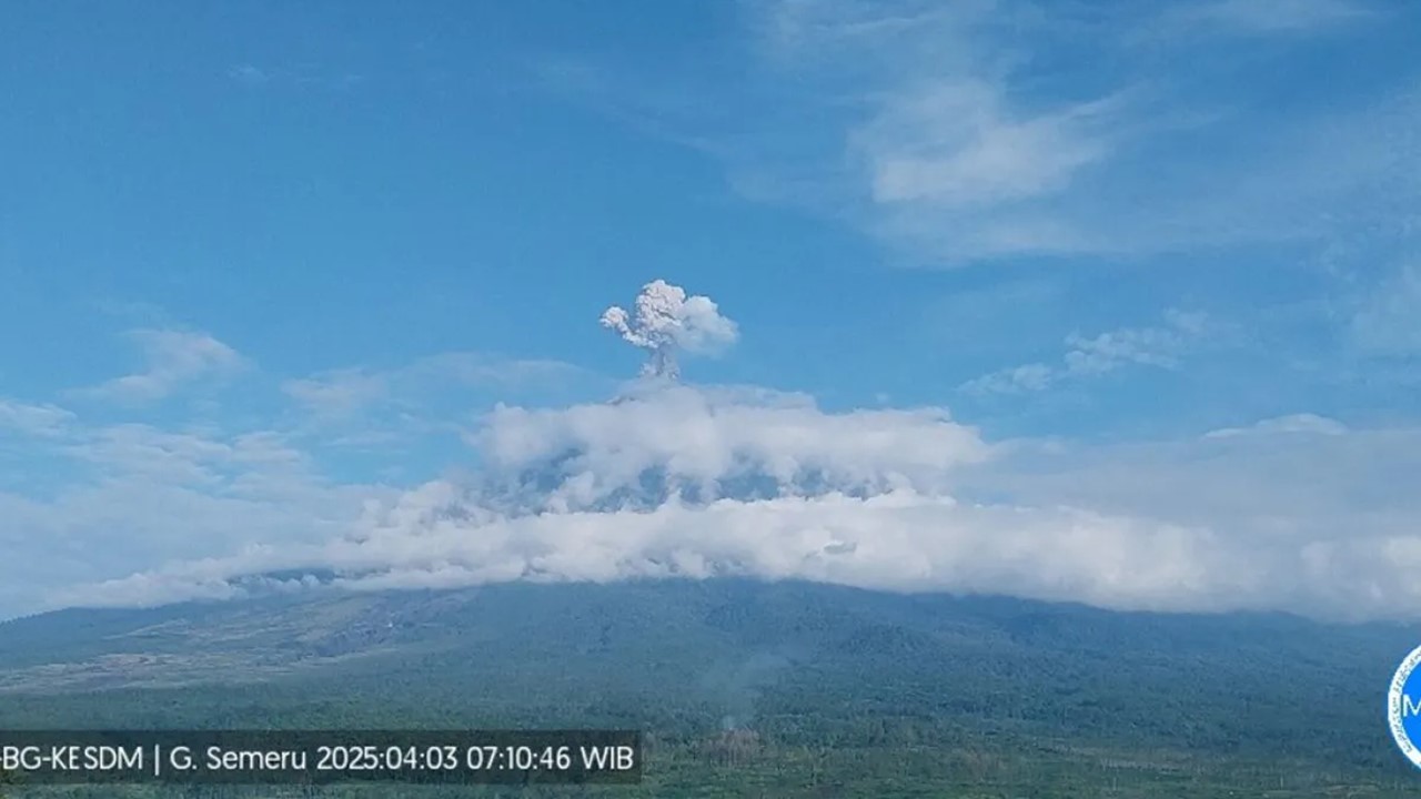 Waspada! Gunung Semeru Kembali Erupsi, Letusan 900 Meter