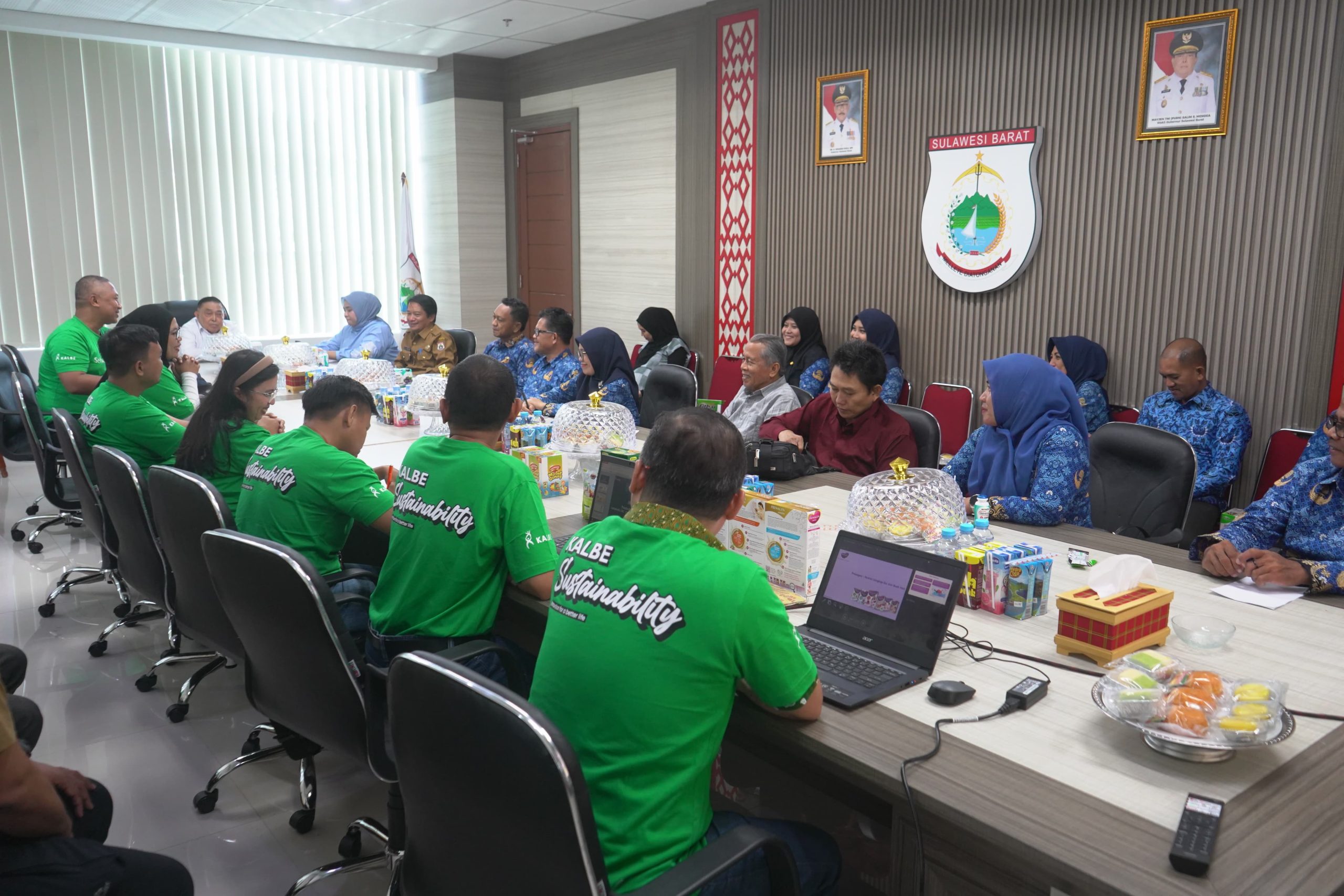 Tim Kalbe CSR menggunakan kaus berwarna hijau bertemu dengan pihak Pemprov Sulbar mengunakan seragam Korpri