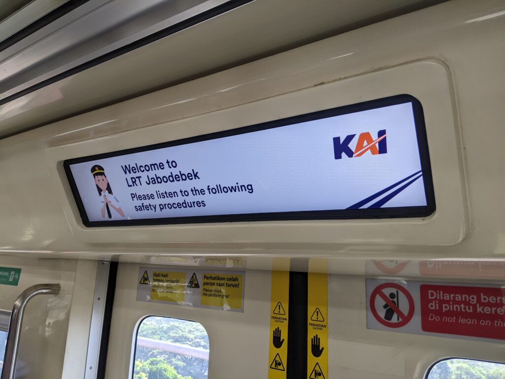 Layar informasi yang terdapat dalam rangkaian kereta LRT Jabodebek, terlihat tulisan ucapan selamat datang tengah dimunculkan di layar.